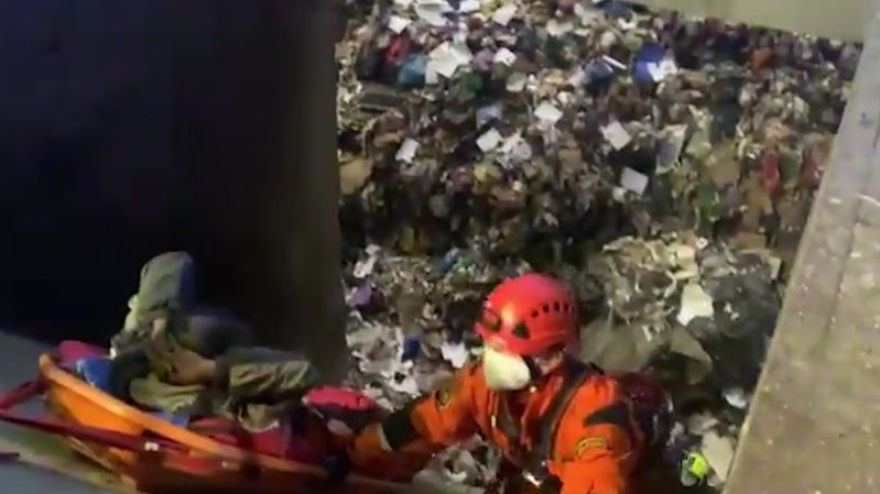 Hasiči vytáhli z odpadků ve spalovně bezdomovce, vysypal ho tam popelářský vůz
